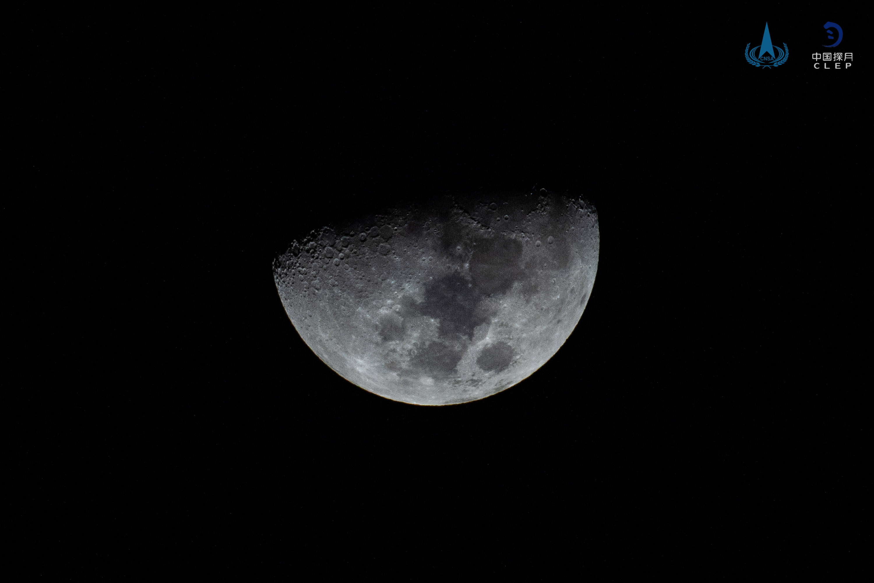 嫦娥五号拍摄月球